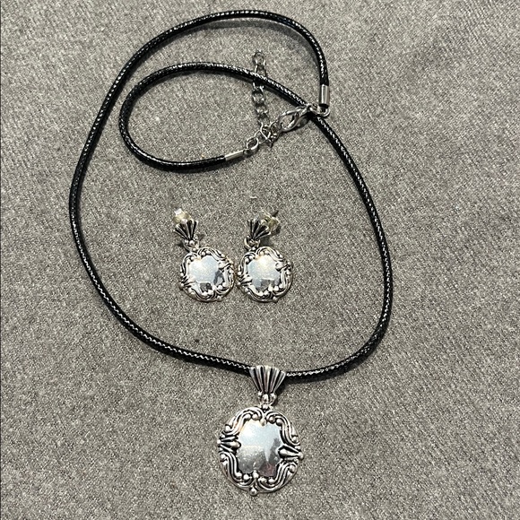 ๐ 2/$15 Vintage Avon Luggage Tag Style Necklace & Earrings Set - Picture 6 of 6